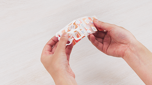 figure&nbsp;: Application des autocollants pour ongles