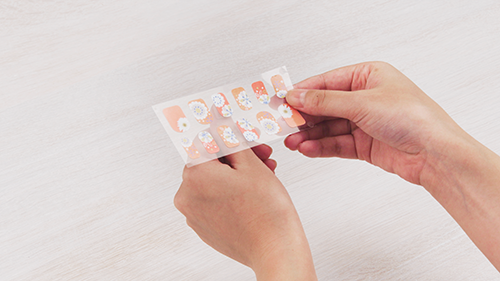 figure&nbsp;: Application des autocollants pour ongles