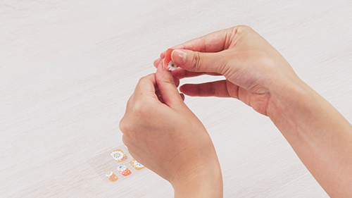 figure&nbsp;: Application des autocollants pour ongles