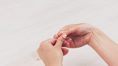 figure&nbsp;: Application des autocollants pour ongles