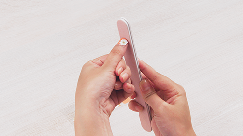 figure&nbsp;: Application des autocollants pour ongles