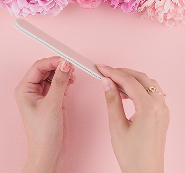 figure&nbsp;: Application des autocollants pour ongles