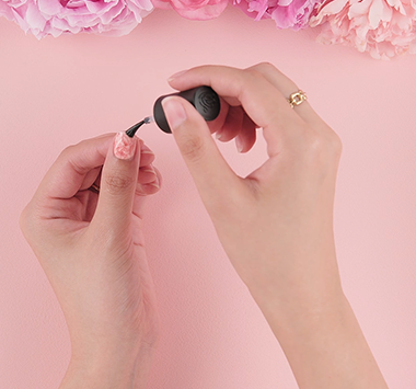 gambar: Melapiskan top coat